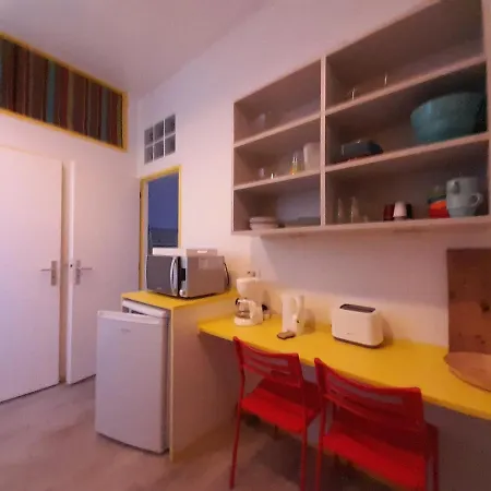 Les Volets Bleus: Studio De 30 M² Classe 2 * Apartment Rochefort (Charente-Maritime)